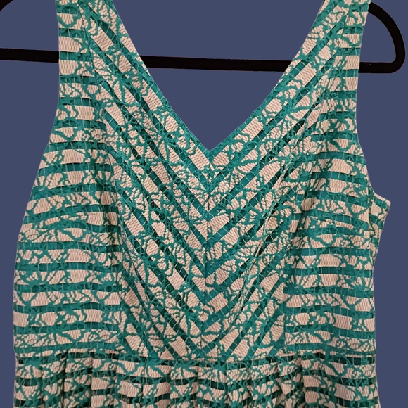 Elegant Green and White Patterned Dress - Picture 3 of 3